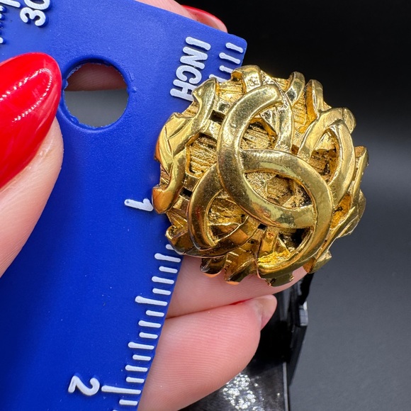 LOT 937 24K gold plated Chanel vintage clip on earrings - Picture 11 of 14